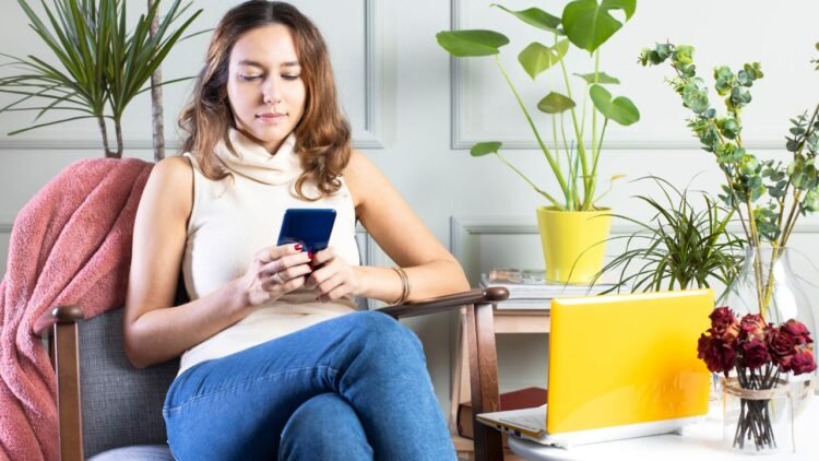 Psychology Says Silent Social Media Users Aren’t Passive — They’re Making a Conscious Choice